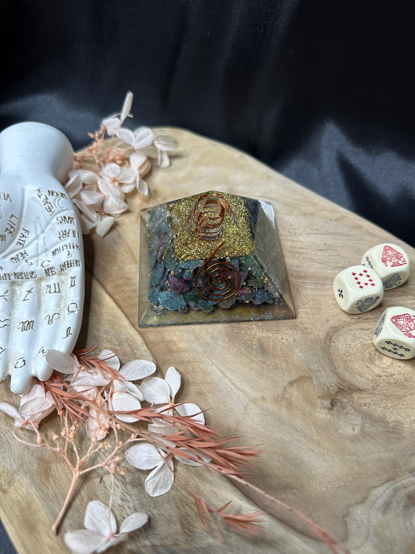 Orgonite Pyramide Rubis en Kyanite - Équilibre & Harmonie