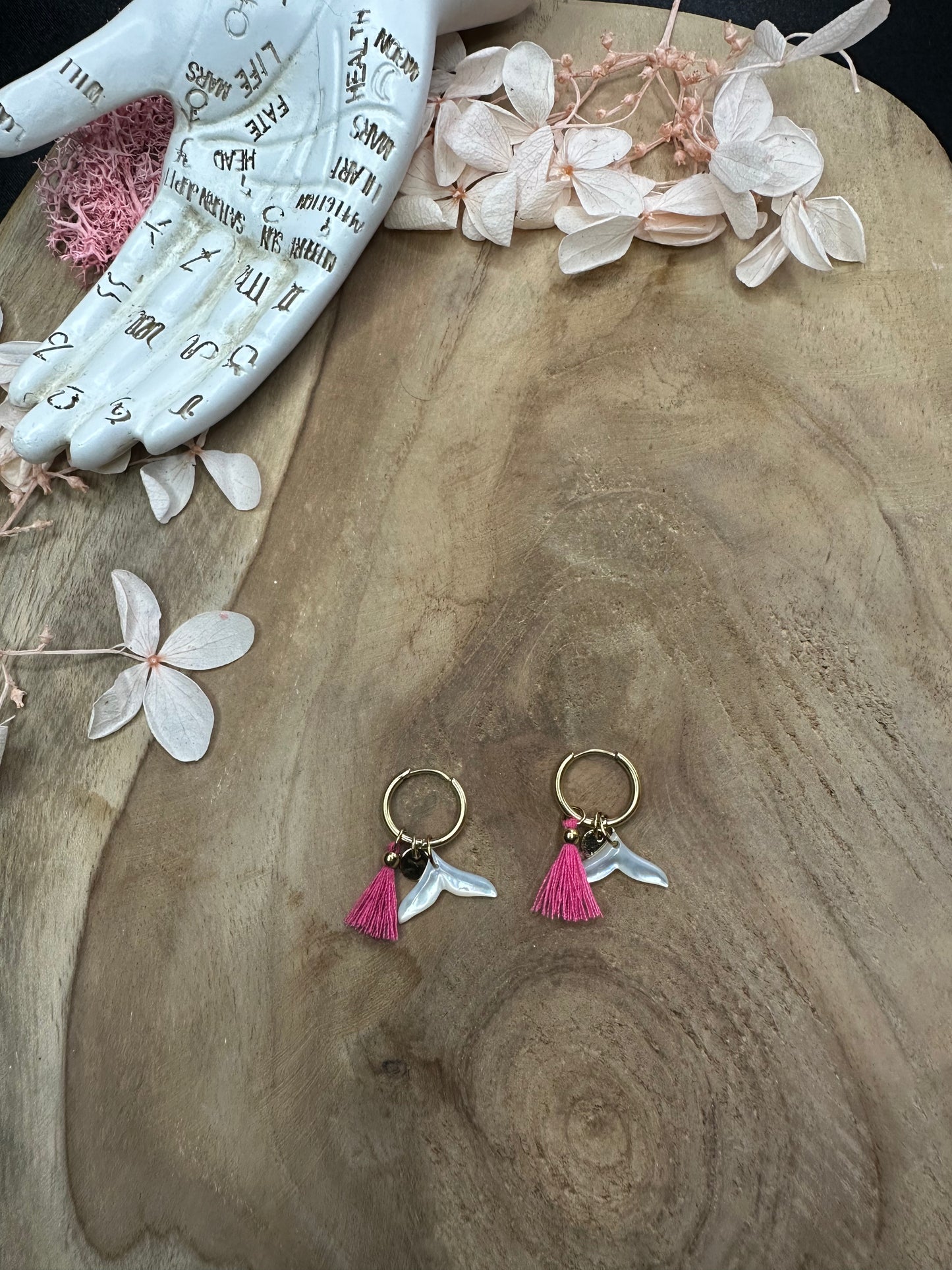 Boucles d’oreilles Mini Créoles – Queue de Sirène en Nacre & Pompom Rose