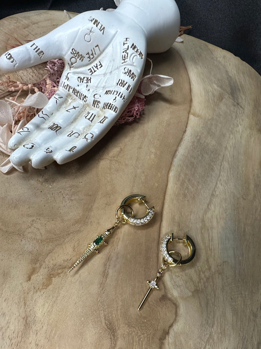 Boucles d'Oreilles Dorées avec Pendentif Crocodile et Croix/Épée