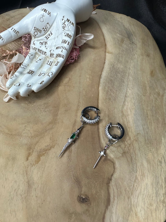 Boucles d'Oreilles Argentées avec Pendentif Crocodile et Croix/Épée