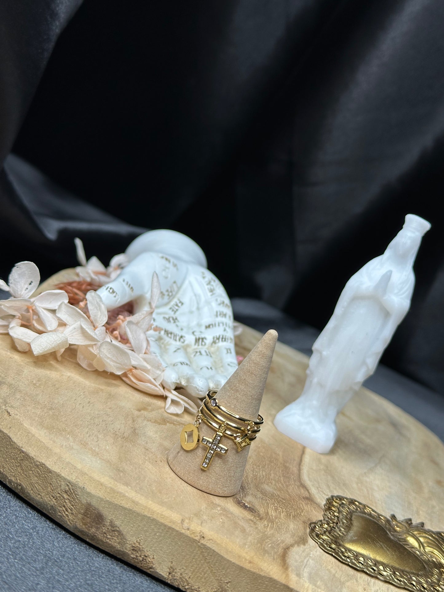 Bague Réglable Dorée "Élégance Sacrée"